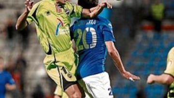 <b>BATALLA AÉREA. </b>Miguel Ángel Tena salta por un balón áereo junto al alicantinista Jorge Azkoitia.