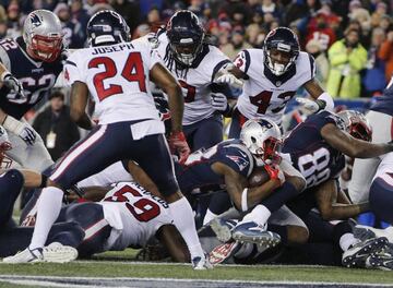 Dion Lewis anotó un touchdown de carrera, hat trick para él. Se convirtió así en el primer jugador de la historia en anotar un TD de retorno, uno de recepción y uno de carrera en playoffs.