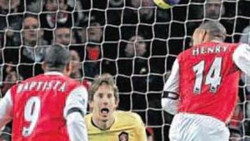 <b>INFALIBLE. </b>El Arsenal derrotó al United con este gol de Henry  a Van der Sar ya en el descuento.