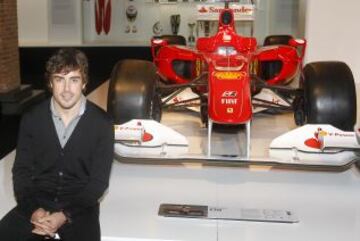 Fernando Alonso con el Ferrari F10.