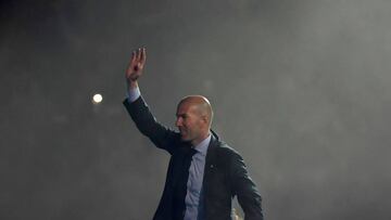 Real Madrid's French coach Zinedine Zidane aknowledges supporters at the Santiago Bernabeu stadium in Madrid on May 27, 2018 during a victory ceremony after Real Madrid won its third Champions League title in a row in Kiev. / AFP PHOTO / OSCAR DEL PO