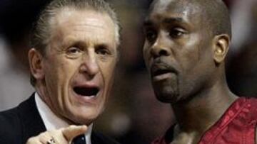 <b> EL MAESTRO. </b> Pat Riley, entrenador de los Miami Heat, da instrucciones a Gary Payton, el base titular del equipo, durante el encuentro frente a los Pistons.