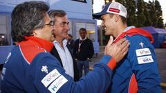 Michel Nandan habla con Dani Sordo en presencia de Carlos Sainz.