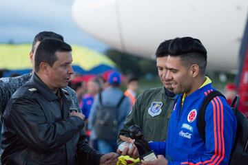 Falcao recibe el regalo que le entregó el general Carlos Bueno, comandante de la Fuerza Aérea. 