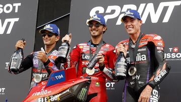 Aleix (derecha) con Martín y Pecco en el podio del esprint de Austria.