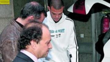 <b>SALIDA DEL HOSPITAL. </b>Pepe abandonó ayer el centro sanitario junto al doctor Noronha y al fisioterapeuta Antonio Gaspar.