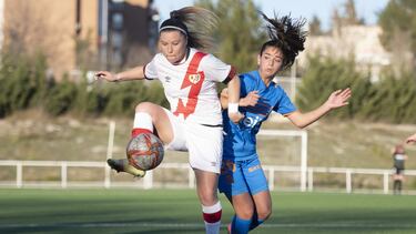 Yanara Aedo y Olga luchan por un balón en el Rayo-Valencia.