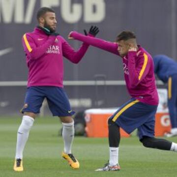 ‘LA PELEA’ DE NEYMAR Y RAFINHA. Antes de que la sesión de entrenamiento se pusiera seria Neymar y Rafinha simularon una pelea. Además la plantilla se enteró de la derrota del Atlético.