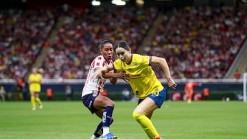 Joselyn de la Rosa (L) of Guadalajara fights for the ball with Scarlett Camberos o (R) of America during the Semi-Finals first leg match between Guadalajara and America as part of the Torneo Clausura 2025, Liga MX Femenil at Akron Stadium on May 01, 2025 in Guadalajara, Jalisco, Mexico.