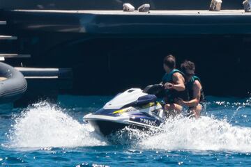 El tenista espa?ol se recupera de su lesi車n abdominal, que le oblig車 a abandonar el Grand Slam brit芍nico, en las aguas de la isla balear a bordo de un barco y rodeado de amigos.