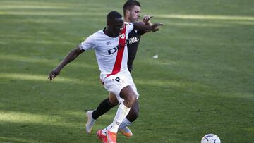 Adv&iacute;ncula controla el bal&oacute;n ante Gorosito.