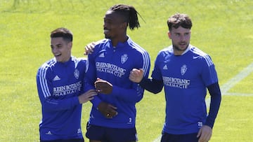 Jair, entre Bermejo y &Aacute;lvaro Gim&eacute;nez, en el entrenamiento de esta ma&ntilde;ana en La Romareda.