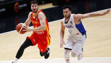 VALENCIA, 28/11/2020.- El jugador de la selección española Dario Brizuela, avanza con el balón ante la oposición del jugador de la selección de Israel, Tamir Blatt, durante el partido que se ha disputado hoy sábado en Valencia, clasificatorio para el Eurobasket de 2022. EFE/Miguel Ángel Polo,