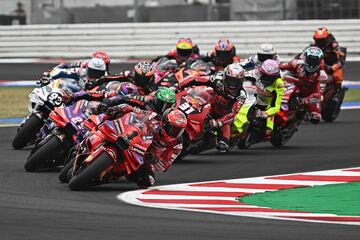 Francesco Bagnaia comenz¨® liderando la carrera durante las primeras vueltas.