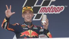 Pedro Acosta celebra su victoria en el podio de Jerez.
