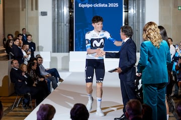 Romeo saluda a Perico Delgado en la presentación del Movistar en Madrid.