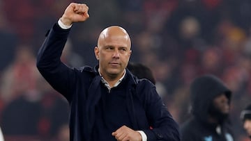 Arne Slot celebra la victoria del Liverpool ante el Leverkusen.