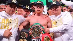 Canelo Alvarez posa con los cinturones WBC, WBA e IBF del peso medio tras ganar a Jacobs.