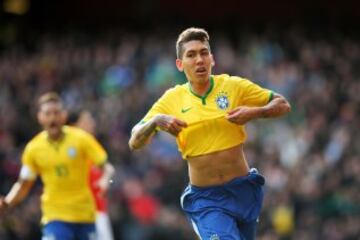 Roberto Firmino anota el gol de Brasil