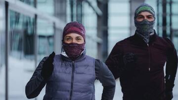 Mujer y hombre corriendo en invierno con un Buff con tecnología DryFlx+, no aptos como mascarillas para el COVID-19.