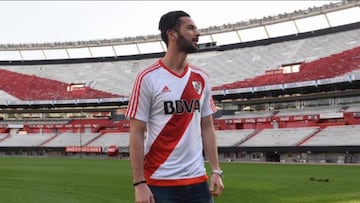 Pese a nunca haber jugado por Chile, el delantero estuvo a punto de ser convocado pero una lesión lo privó de este hecho. En River, en tanto, estuvo en dos períodos, uno cuando recién hacía sus armas y en segunda instancia entre 2016 y 2018. Nunca brilló como se esperaba.