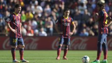 Neymar, Messi y, al fondo, Xavi.