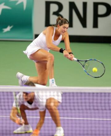 Alexandra Niculescu celebra el triunfo de Rumania en el dobles ante Garbine Muguruza/Anabel Medina Garrigues 