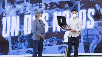 Sergio &Aacute;lvarez muestra la placa entregada por Carlos Mouri&ntilde;os, presidente del Celta, durante el acto de despedida como futbolista del portero gallego.