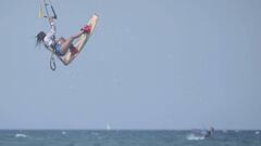 Chica practicando kitesurf en el teaser de Oliva de la Spain Kiteboarding League 2019.