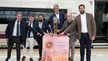 Las utoridades posan con la Copa del Re y en la estación del AVE,