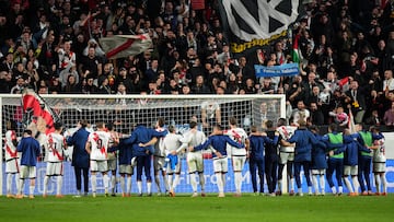 El Rayo agradece a la afición su apoyo en el estadio de Vallecas tras su partido ante el Real Madrid.