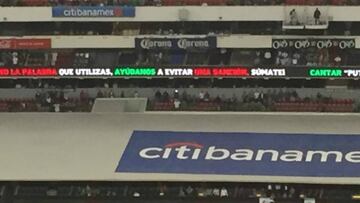 Durante los saques de meta del portero hondureño Escober, la megafonía del Estadio Azteca pretendió tapar el grito de la afición con una grabación.