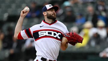 CHICAGO, ILLINOIS - JUNE 11: Lucas Giolito #27 of the Chicago White Sox pitches in the first inning against the Miami Marlins at Guaranteed Rate Field on June 11, 2023 in Chicago, Illinois. Quinn Harris/Getty Images/AFP (Photo by Quinn Harris / GETTY IMAGES NORTH AMERICA / Getty Images via AFP)