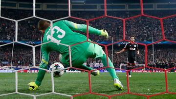 Oblak le detiene el primer lanzamiento del Leverkusen a Çalhanoglu (17 de marzo de 2015)