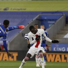 Iheanacho lleva al Leicester a soñar con la Champions