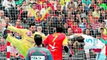 <b>PARADÓN. </b>Sterbik jugó todo el partido realizando paradas de mérito, como ésta ante Guillaume Gille.