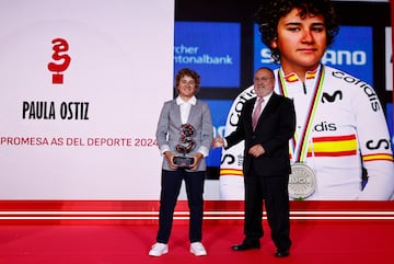 Premio Promesas As del Deporte 2024 para Paula Ostiz. La joven ciclista recibe el trofeo de manos de alfredo Relaño, presidente de honor de Diario As.