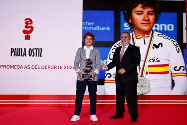 Premio Promesas As del Deporte 2024 para Paula Ostiz. La joven ciclista recibe el trofeo de manos de alfredo Relaño, presidente de honor de Diario As.