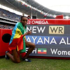 La etiope Ayana, oro y brutal récord del mundo en 10.000