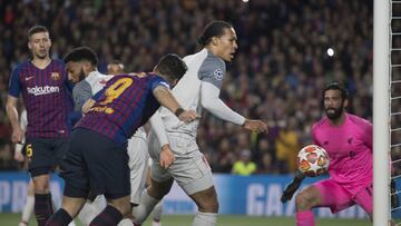 Van Dijk, junto a Luis Suárez.