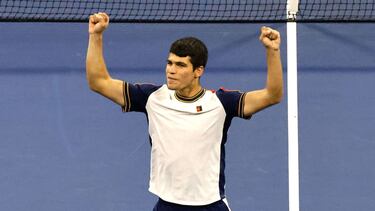 Flushing Meadows (United States), 06/09/2021.- Carlos Alcaraz of Spain reacts after defeating Peter Gojowczyk of Germany at the conclusion of their match on the seventh day of the US Open Tennis Championships at the USTA National Tennis Center in Flushing