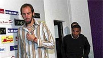 <b>LLEGARON</B>. Los dos jugadores, en su presentación con el Valladolid.
