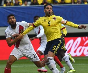 Josepmir Ballon y Radamel Falcao.