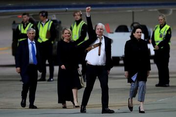 El fundador de WikiLeaks, Julian Assange (centro), hace un gesto de fuerza al llegar al aeropuerto australiano de Canberra el 26 de junio. Assange regres a su natal Australia como un hombre libre, despus de asistir al Tribunal de Distrito de los Estados Unidos. Tras su declaracin de culpabilidad por un delito grave en virtud de la Ley de Espionaje, Assange fue sentenciado a tiempo cumplido y posteriormente liberado, lo que le permiti caminar libre despus de a?os de encarcelamiento