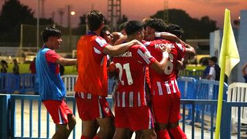 Los jugadores del Atleti B celebran la victoria en el último minuto. @AtletiAcademia