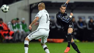 WARSAW, POLAND - NOVEMBER 02: (SOUTH AFRICA AND POLAND OUT) Gareth Bale of Real Madrid shoots for goal during the Group Stage (group F) of the UEFA Champions League match between Legia Warszawa and Real Madrid on November 02, 2016 at Polish Army stadium in Warsaw, Poland. (Photo by Maciej Gillert/Gallo Images Poland/Getty Images)