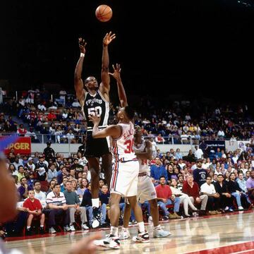 El Almirante aplast¨® a los Clippers (112-97) el 24 de abril de 1994: 44 minutos, 26/41 en tiros (un triple anotado en dos intentos, 18/25 en tiros libres. La exhibici¨®n del p¨ªvot de los Spurs en el ¨²ltimo partido de la Regular Season se permiti¨® proclamarse M¨¢ximo Anotador de la temporada 1993-94. Un logro tremendo (promedi¨® 29,8 puntos) para un jugador que hab¨ªa sido Mejor Defensor solo dos a?os antes. Un complejo doblete para el que necesitaba anotar m¨¢s que Shaquille O'Neal, que en la ¨²ltima jornada se fue a 32 puntos. Robinson jug¨® a placer (71+14 rebotes+5 asistencias). y a?os despu¨¦s, dos ilustres como Ron Harper y Dominique Wilkins, que jugaban en esos Clippers, aseguraron que el due?o Donald Sterling pidi¨® que dejaran hacer a Robinson para que fuera M¨¢ximo Anotador. Porque sent¨ªa m¨¢s afinidad por el propietario de los Spurs, porque no quer¨ªa que ganara Shaq... por lo que fuera (Sterling es considerado uno de los peores propietarios de la historia de todo el deporte profesional estadounidense).