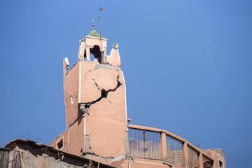 Un minarete agrietado se levanta después del terremoto en la aldea de Moulay Brahim, cerca de Marrakech, Marruecos.