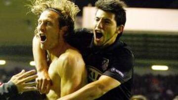 Agüero celebra con Forlán el gol ante el Liverpool.