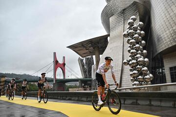 Tadej Pogacar, bicampeón UAE Team Emirates' Slovenian rider  (R) and teammates cycles to the stage during the official teams presentation junto al Museo Guggenheim de Bilbao durante la presentación de la edición 2023 del Tour de Francia.